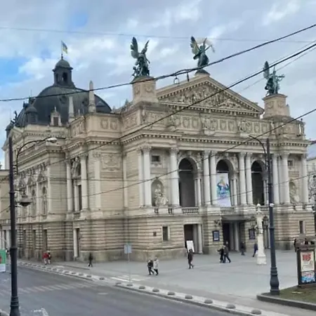 в центрі львова -вірменська площа ринок Lwów