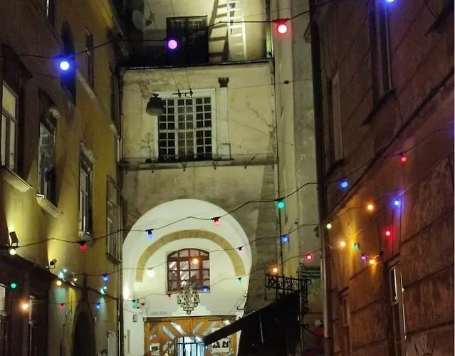 площа ринок, центр по вул вірменська 29 *